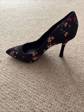 Jessica Simpson Black Floral Pointed-Toe Stiletto Heel